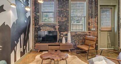 Adorable MCM Townhouse 5 Min from TIAA Bnk Fld!