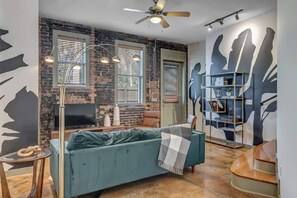 Unclassified image, 4 of 30, button