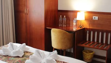 Een bureau, een laptopwerkplek, gratis wifi, beddengoed