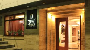 The exterior of a hotel with a sign reading "Qoya Palace". - Qoya Palace - Machupicchu (Machu Picchu)