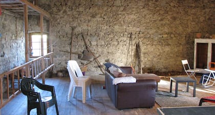 Ancienne ferme entiÚrement rénovée avec terrain attenant