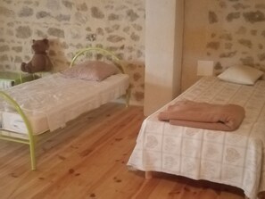4 bedrooms, iron/ironing board