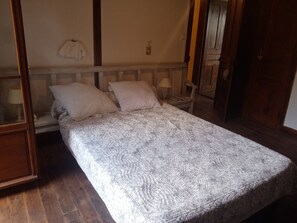 4 habitaciones y tabla de planchar con plancha