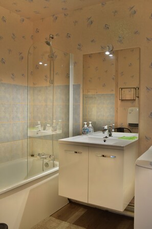 Hair dryer, towels - Jonc de Mer - Apt vue mer avec parking gratuit et garage privé (Saint-Cast-le-Guildo)