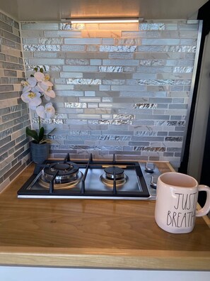 Fridge, stovetop, cookware/dishes/utensils - Van Del Sol-Discover PR in our Camper Van Mayra (San Juan)