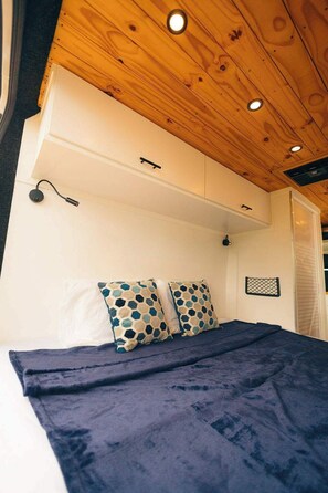 1 bedroom, WiFi, bed sheets - Van Del Sol-Discover PR in our Camper Van Mayra (San Juan)