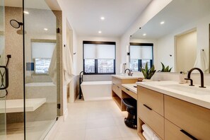 Badewanne, Haartrockner, Handtücher