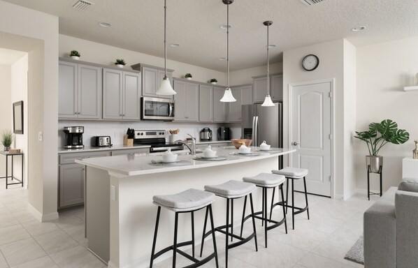 Réfrigérateur, four à micro-ondes, un four, surface de cuisson