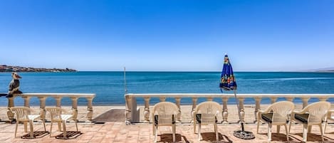 Sulla spiaggia, lettini da mare