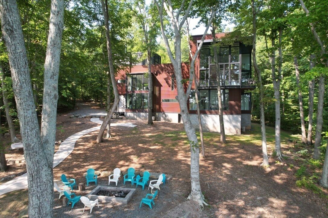 Modern, private, great swimming & boating