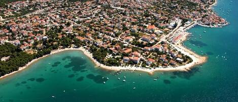 靠近海滩、沙滩椅