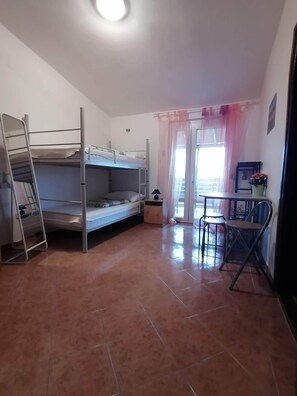 6 habitaciones, tabla de planchar con plancha y wifi gratis 