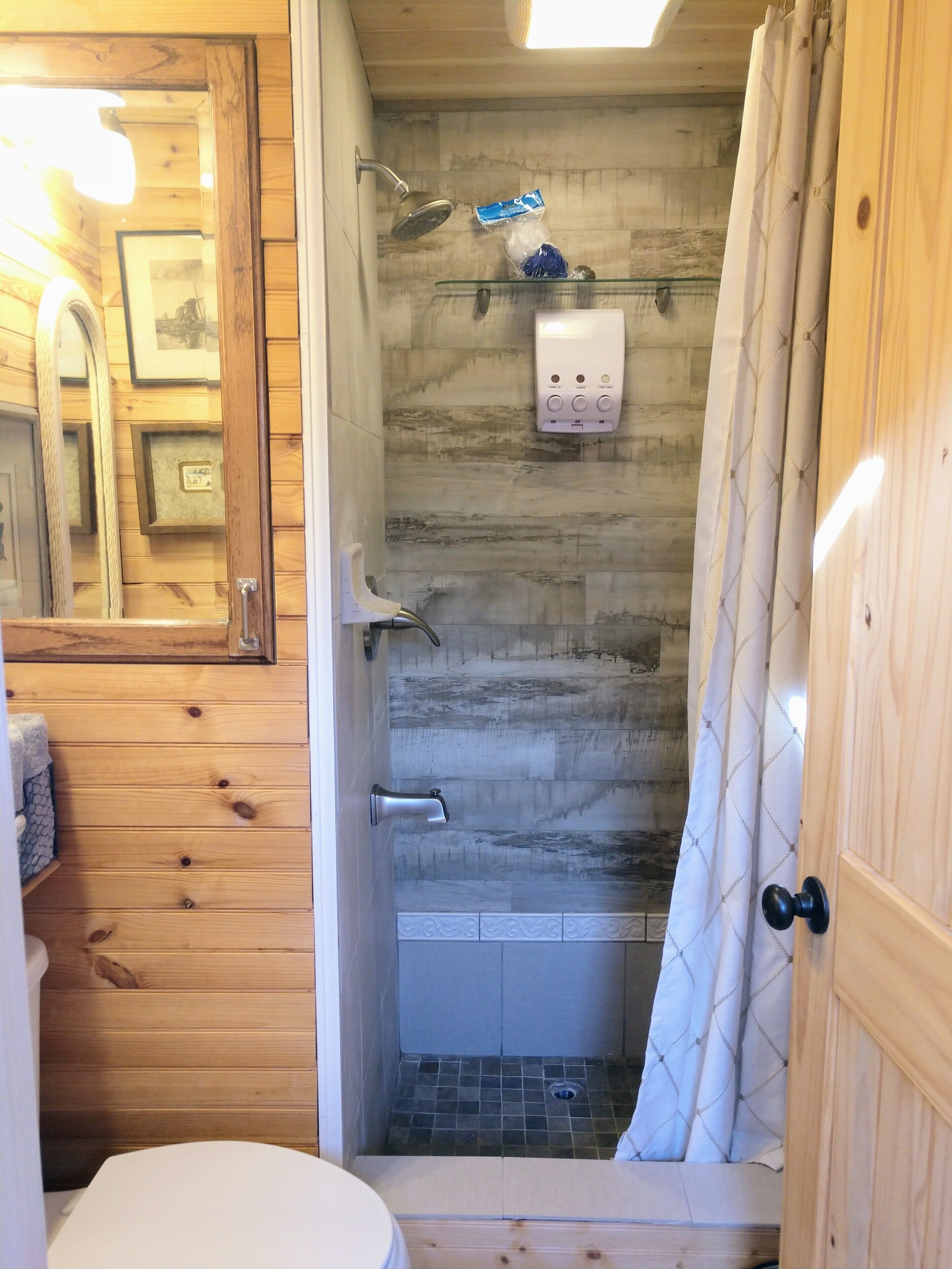 Ensemble douche/baignoire, articles de toilette écologiques