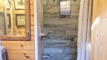 Ensemble douche/baignoire, articles de toilette écologiques