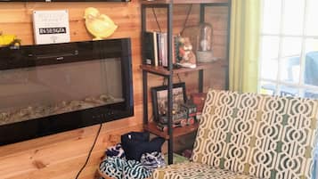 Smart-TV, Kamin, BĂŒcher, Musikbibliothek