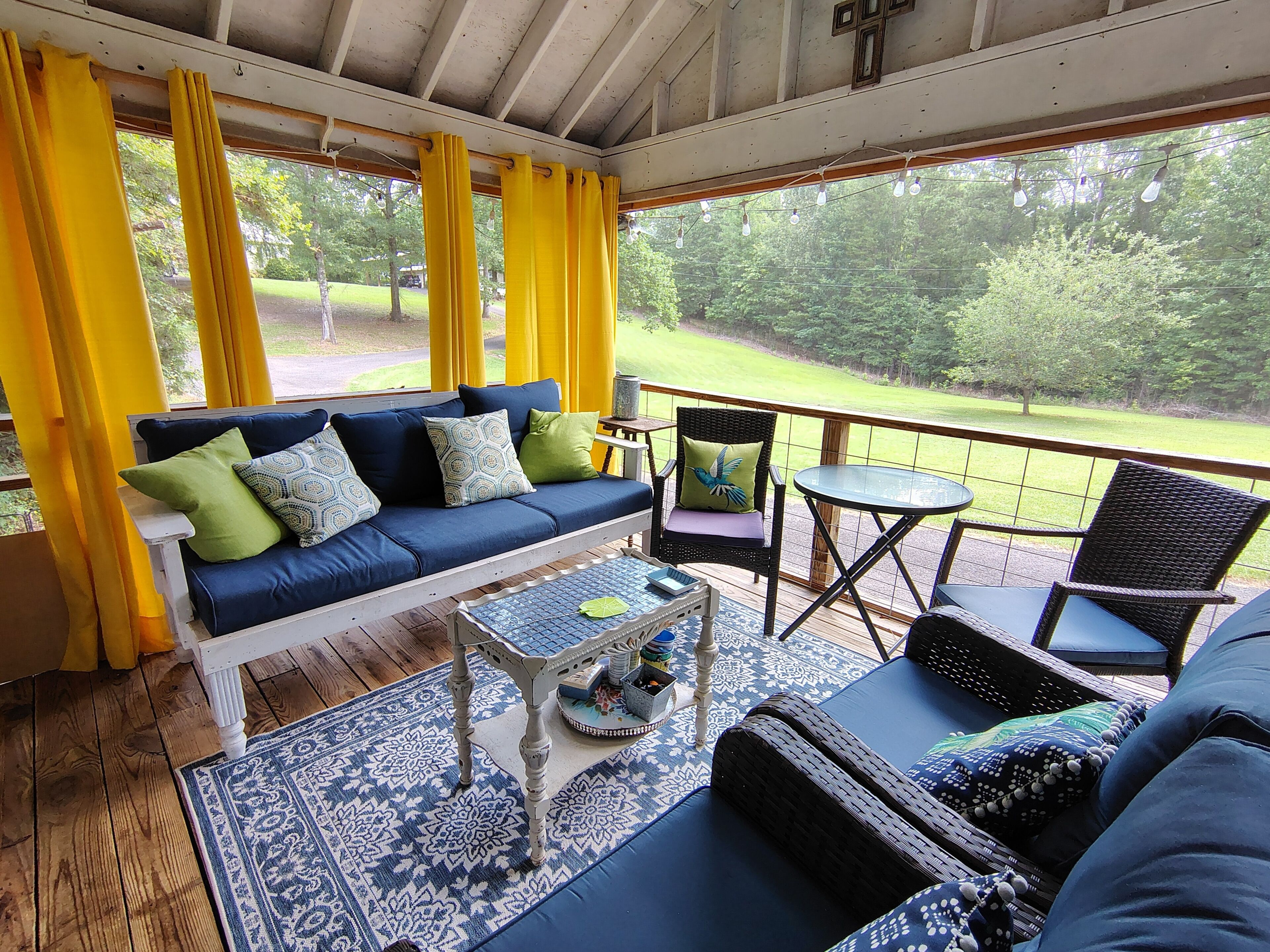 12' x 12' screened porch- off living room. Nice outdoor living space!
