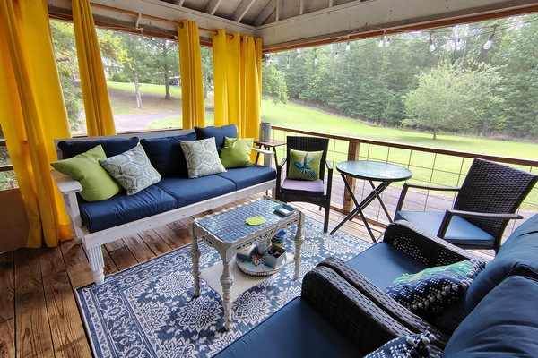 12' x 12' screened porch- off living room. Nice outdoor living space!