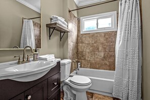 Duschwanne, Haartrockner, Handtücher, Seife