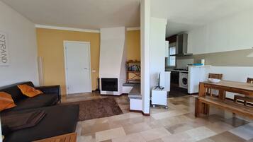 Smart-TV, Kamin, Bücher