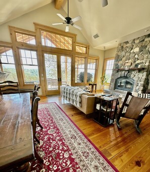 Smart-TV, Kamin, DVD-Player, Bücher