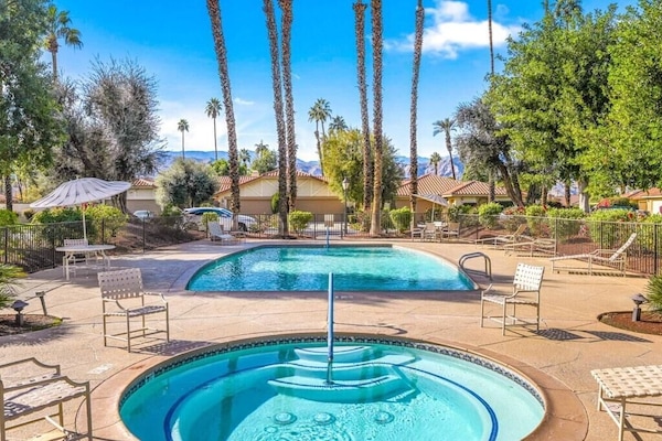 Una piscina al aire libre, una piscina climatizada