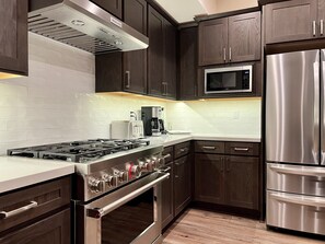 Frigorifero, microonde, forno, piano cottura