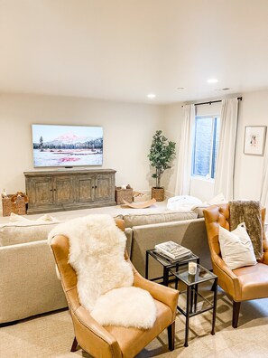 Smart TV, lareira, livros, escritórios