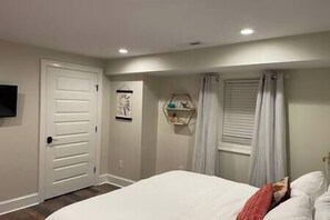 2 bedrooms, iron/ironing board, WiFi, bed sheets - The Revival Room in The Sanctuary! Two Bed Oasis! (Staunton)