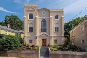 Exterior - The Revival Room in The Sanctuary! Two Bed Oasis! (Staunton)