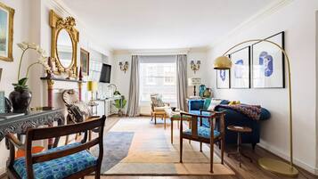 Een smart-tv en boeken