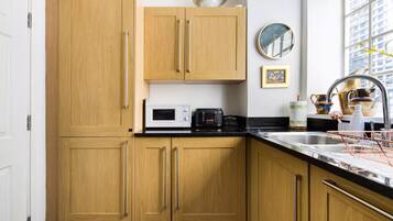 Køleskab, mikrobølgeovn, ovn, kogeplade