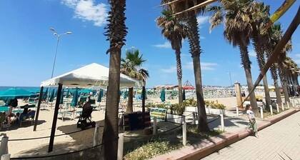 Unique apartment entirely renovated and masterfully placed 40m from the beach!