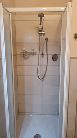 Dusche, Haartrockner, Bidet, Handtücher