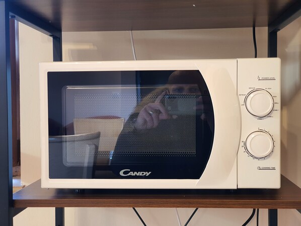 A microwave oven with a digital display and control knobs for power level and cooking time. - Apartmento Roberta 100 m from the center (San Gimignano)