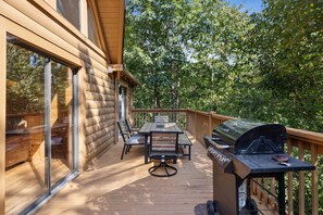 Outdoor dining - 🏈 Sports on TV! 🎡1 mi to Parkway - 3 suites + extr bedrm!🎢 5 mi to Dollywood (Pigeon Forge)