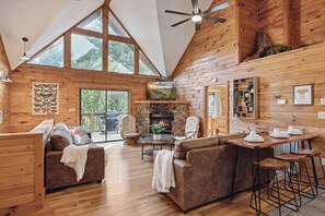 Smart TV, fireplace, video games, books - ๐ Sports on TV! ๐ก1 mi to Parkway - 3 suites + extr bedrm!๐ข 5 mi to Dollywood (Pigeon Forge)