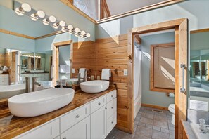 Combined shower/bathtub, jetted bath, hair dryer, towels - 🏈 Sports on TV! 🎡1 mi to Parkway - 3 suites + extr bedrm!🎢 5 mi to Dollywood (Pigeon Forge)