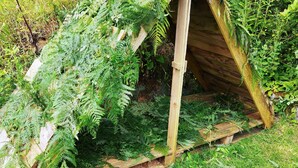 A wooden structure with a sign that reads "TIP DES ENFANTS". - ----Breton hamlet 20 persons---- (LANGOELAN)