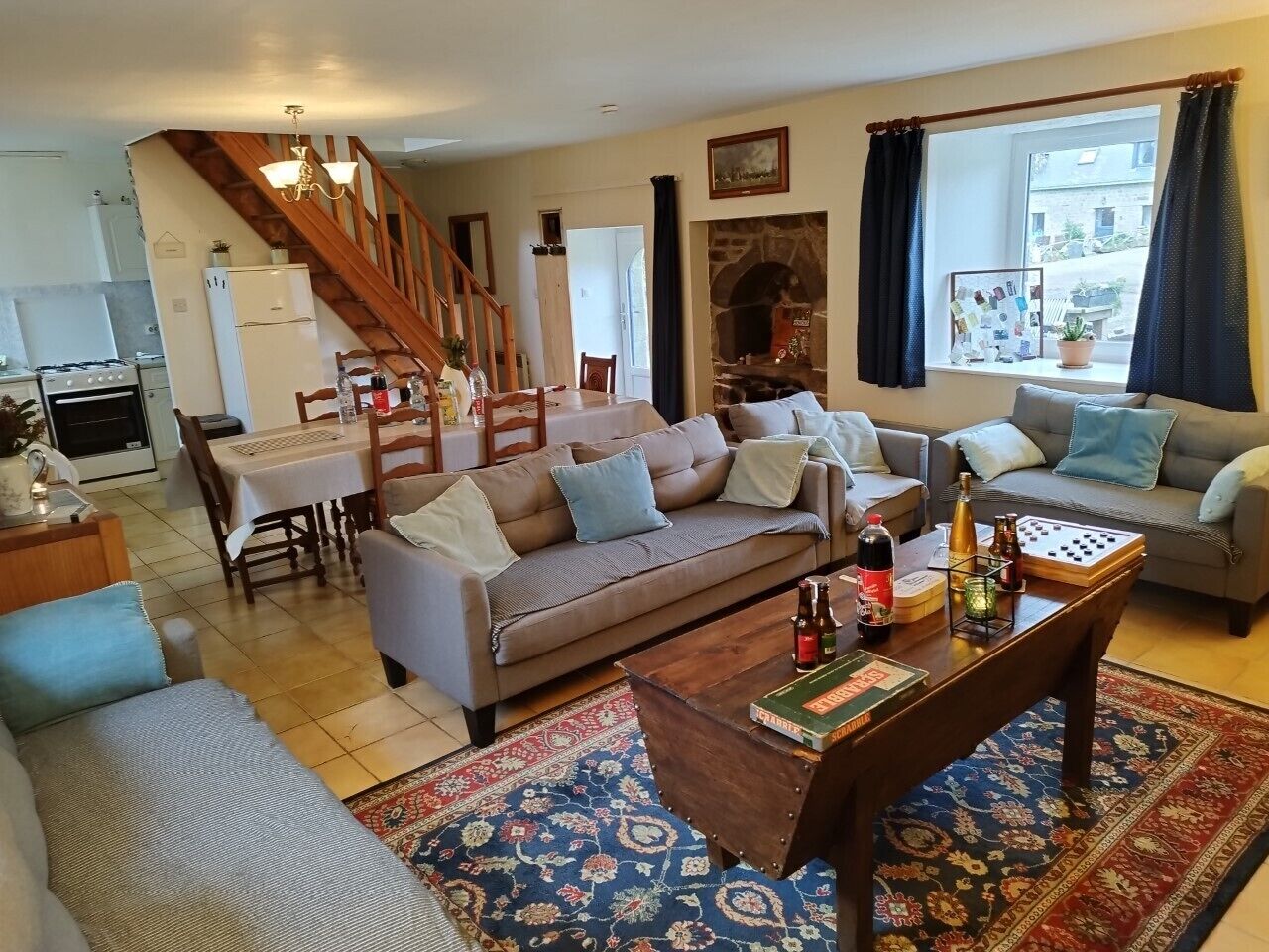 Télévision, lecteur de DVD, table de tennis de table, livres