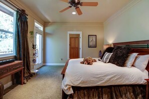 3 bedrooms, desk, iron/ironing board, travel cot - Theater Room w/Movies, Netflix, Amazon Prime (Bend)