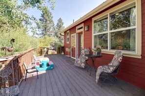 Outdoor dining - Theater Room w/Movies, Netflix, Amazon Prime (Bend)