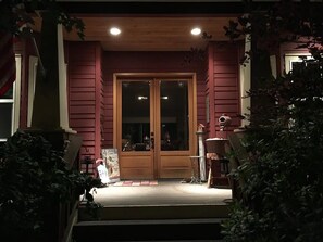 Exterior - Theater Room w/Movies, Netflix, Amazon Prime (Bend)