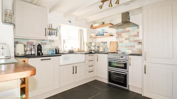 Casa de campo | Cocina privada | Refrigerador, lavavajillas, tetera eléctrica y tostadora