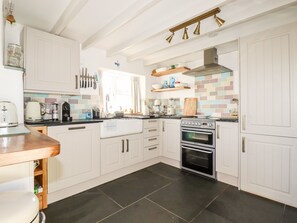 Cottage | Private kitchen | Fridge, dishwasher, electric kettle, toaster - Jonwyns (Tintagel)