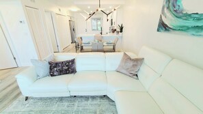 Smart TV, books - POSHPADZ Villa Del Sol Walk to Jupiter Beach (Jupiter)