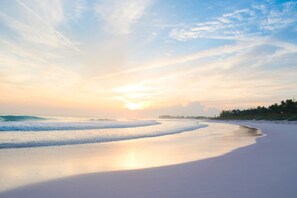 Chaises longues, serviettes de plage
