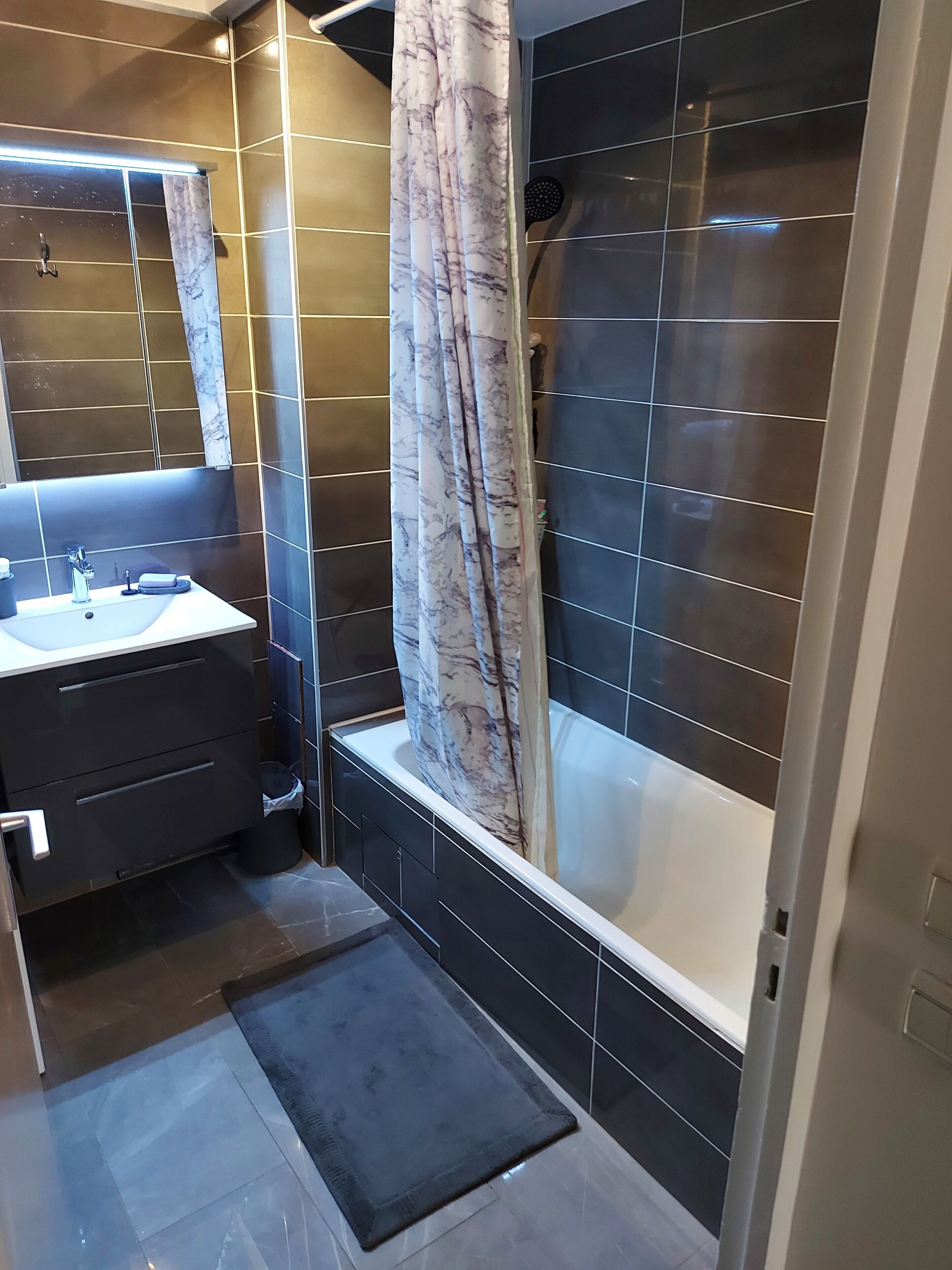 Baignoire, sèche-cheveux, serviettes fournies, savon