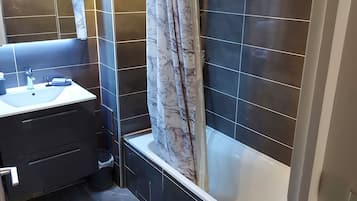 Baignoire, sĂšche-cheveux, serviettes fournies, savon