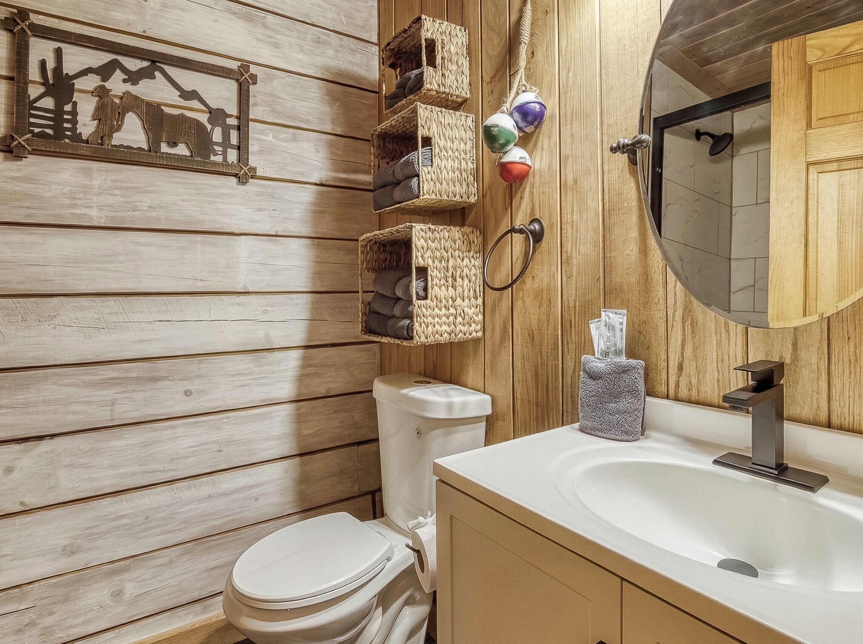 Un intérieur en bois comprenant des toilettes, un lavabo et un miroir.