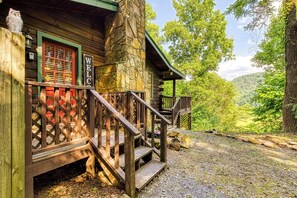 Exterior - Romantic Secluded Cabin with Mountain View - pet friendly (Sevierville)